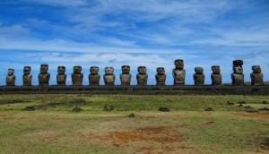 Easter Island: ईस्टर आइलैंड की मूर्तियों में दफन है कई राज, एलियंस से भी रहा है संबंध!