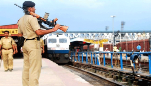 मुंबई पर मंडरा रहा आतंकी हमले का खतरा, ट्रेन में यात्रियों को निशाना बना सकते हैं आतंकी, जारी किया अलर्ट