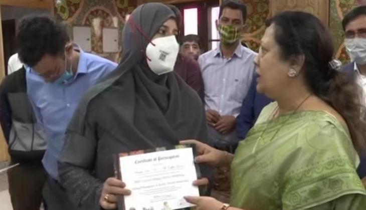 MoS Darshana Jardosh felicitates silk artisans in J-K
