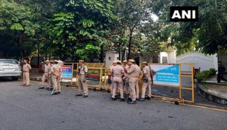 UP: Security deployed outside Akhilesh Yadav's residence ahead of his Lakhimpur Kheri visit