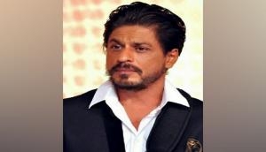 Netizens praise Shah Rukh Khan for politely greeting crowd after meeting son Aryan Khan in jail