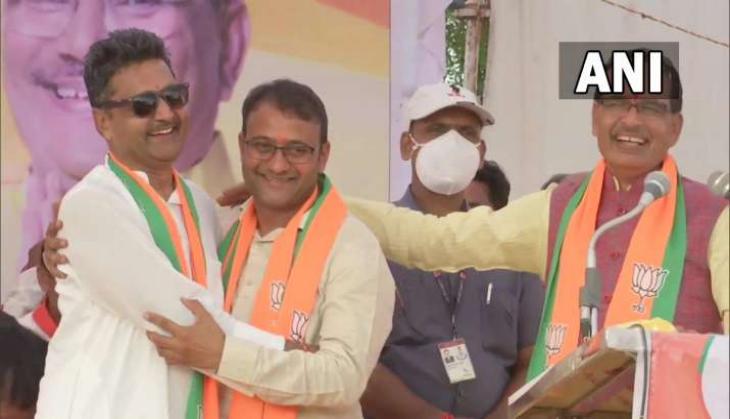 Jyotiraditya Scindia welcomes Cong's Sachin Birla into BJP