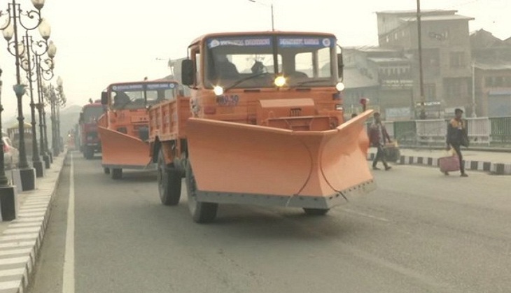 Jammu and Kashmir govt carries out mock snow clearance drill in Srinagar