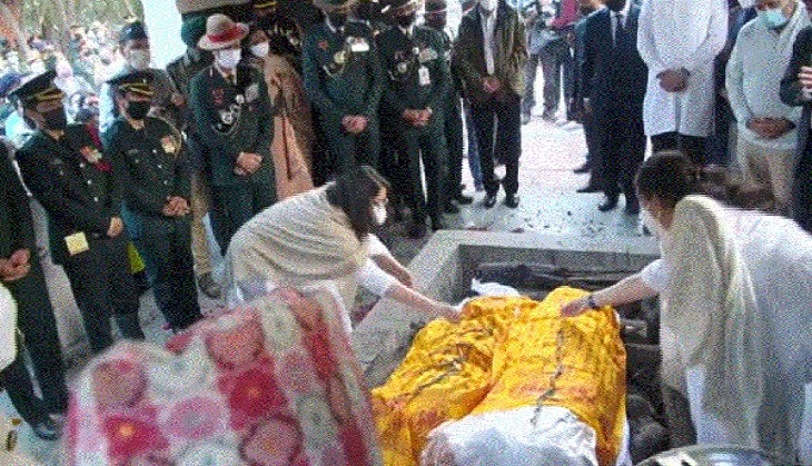 CDS Bipin Rawat, wife Madhulika Rawat cremated side by side on same pyre, daughters perform last rites
