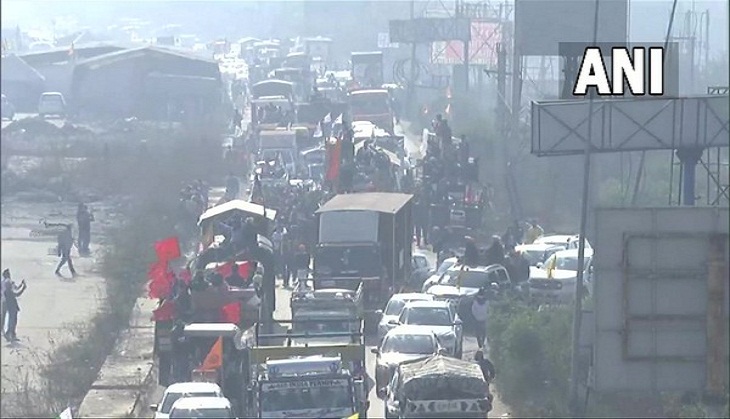 Farmers leave from Delhi borders in large convoys; traffic slows down on highways