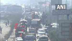 Farmers leave from Delhi borders in large convoys; traffic slows down on highways