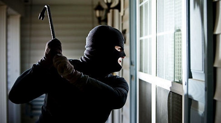 Thief does this hilarious thing after robbing a hardware shop [VIDEO]