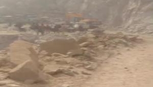 हरियाणा: भिवानी में दर्दनाक हादसा, पहाड़ खिसकने से कई लोग दबे, तीन को सुरक्षित निकाला गया