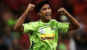 Pakistan pacer Mohammad Hasnain scalps triple wicket maiden in incredible BBL debut [Watch]