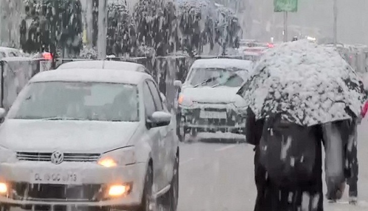 Jammu and Kashmir: Flights at Srinagar Airport delayed due to snowfall
