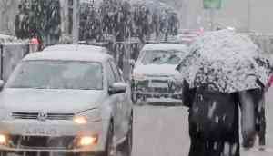 Jammu and Kashmir: Flights at Srinagar Airport delayed due to snowfall