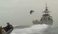 Video: बीच समुद्र अचानक हवा में उड़ने लगा सेना का जवान, वीडियो देख हैरत में पड़े लोग