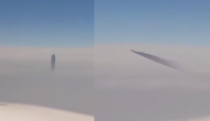 Video: पहली बार इतने करीब से देखा गया एलियंस का विमान! हवाईजहाज में बैठे शख्स ने किया कैमरे में कैद