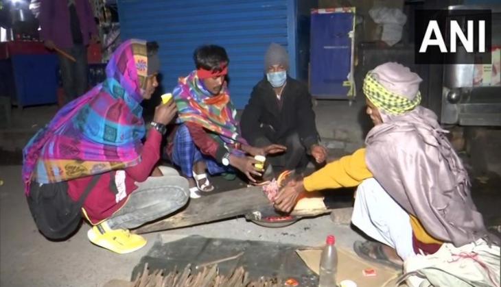 Delhi witnesses cold day conditions, several trains delayed due to fog