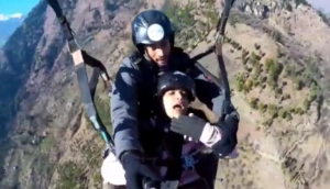 Woman gets scared while paragliding; says ‘Bhaiya, mujhe bohot darr lag raha hai’