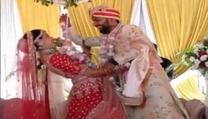Bride teases her groom during 'varmala', watch what happens next 