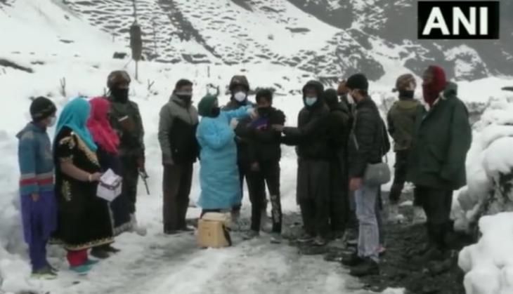 J-K: Amid heavy snowfall health dept facilitate COVID vaccination drive in Baramulla