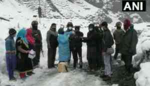 J-K: Amid heavy snowfall health dept facilitate COVID vaccination drive in Baramulla