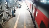 VIDEO: चलती ट्रेन में चढ़ने की कोशिश कर रहा था शख्स तभी फिसल गया पैर और फिर...