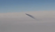 आसमान में उड़ रहे विमान से यात्री को दिखाई दिया UFO, वीडियो में देखें रहस्यमयी चीज का शानदार नजारा