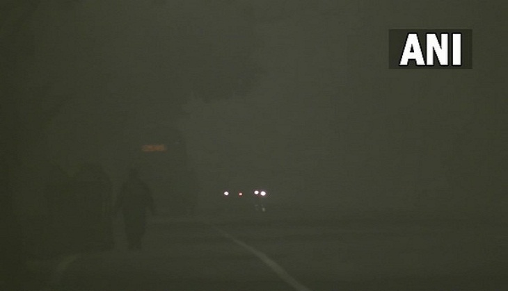Weather Update Today: Delhi witnesses foggy morning, AQI improves to 'moderate' category