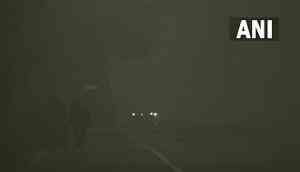 Weather Update Today: Delhi witnesses foggy morning, AQI improves to 'moderate' category