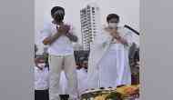 Lata Mangeshkar Funeral: Here's how netizens reacted to SRK raising his hands in dua