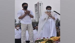 Lata Mangeshkar Funeral: Here's how netizens reacted to SRK raising his hands in dua
