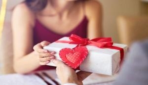 Vastu Tips for Valentine Day: Do not gift these gifts to your partner