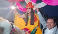 Bride rides horse along with sword in her hand to marry groom; video goes viral