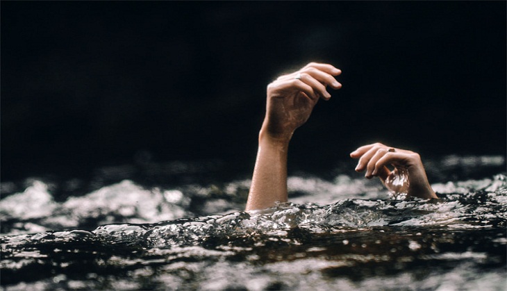 Man races to save woman washed up on beach; what he finds next is embarrassing
