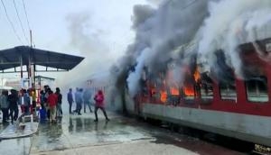 Bihar: Railways to conduct high-level inquiry into train fire incident in Madhubani 