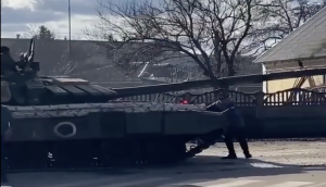 Brave Ukrainian man stops Russian tank with bare hands, watch dramatic footage 