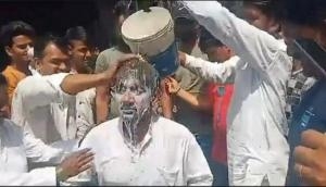 AAP councillor jumps into sewage drain to clean it; takes milk bath later [Watch]
