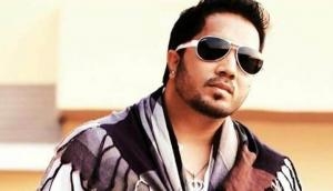 Mika Singh loses his calm during event, hurls abuses at senior journalist 