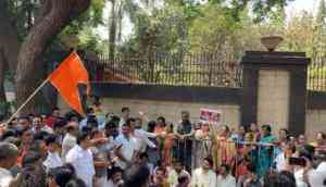 Shiv Sena workers protest against LS MP Navneet Rana over 'Hanuman Chalisa' row