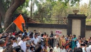 Shiv Sena workers protest against LS MP Navneet Rana over 'Hanuman Chalisa' row