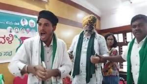 Ink thrown at farmer leader Rakesh Tikait in Bengaluru, here's the video [Watch]  