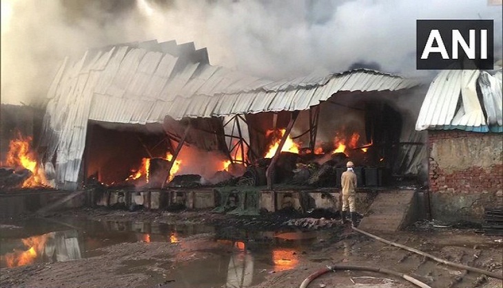 UP: Fire breaks out in godown in Ghaziabad