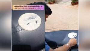Man makes Dosa on a scooter after the temperature rises to 40 degrees [WATCH VIRAL VIDEO]