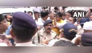Bhopal: Scuffle breaks out between Cong's Digvijaya Singh, BJP's Vishvas Sarang outside District Panchayat office over 'bogus voting'