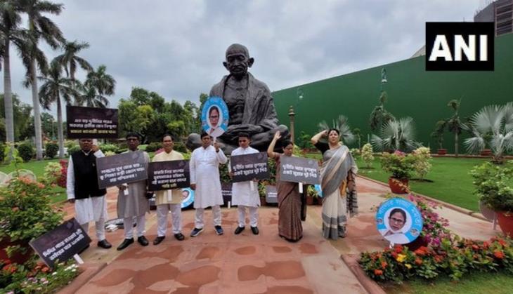 Bengal BJP MPs protest outside Parliament over SSC recruitment scam