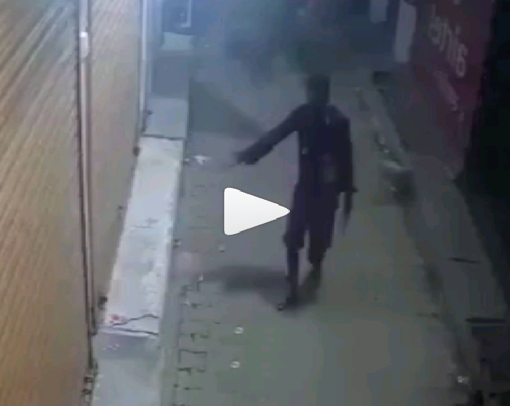 Watch: Thieves open shop’s shutter with help of cloth, run away with valuables