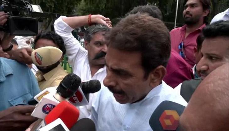 Sachin Pilot's supporters raise slogans outside AICC office as Ashok Gehlot arrives