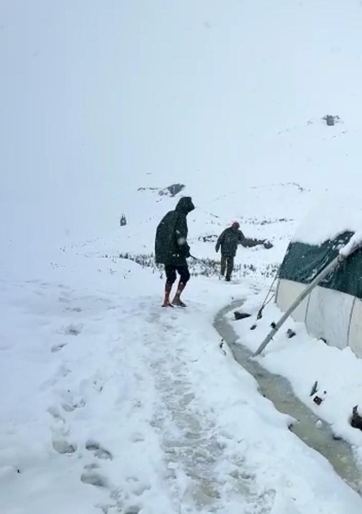 Higher reaches of Uttarakhand receive heavy snowfall