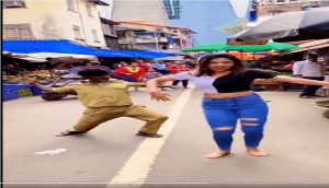 Girl dances on street to Sushmita Sen's 'Dilbar', wait what.. .. ? [WATCH]  | Catch News