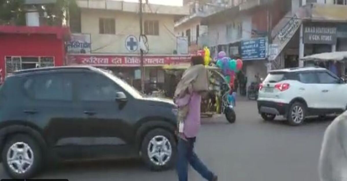Dead niece on shoulder; Madhya Pradesh man walks on busy road to bus stop [Watch]