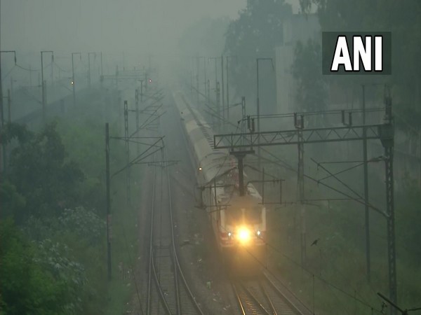Air Pollution: Delhi AQI continues to remain 'severe', forecast says 'stubble burning' contributed major share