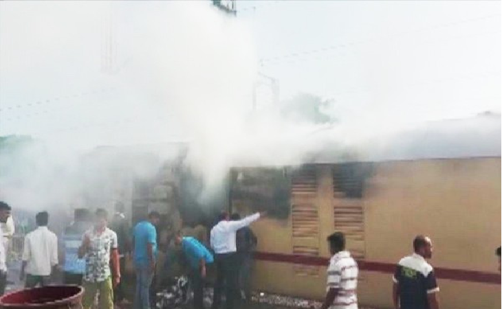 Nashik: Shalimar LTT Express catches fire, passenger buggies unaffected