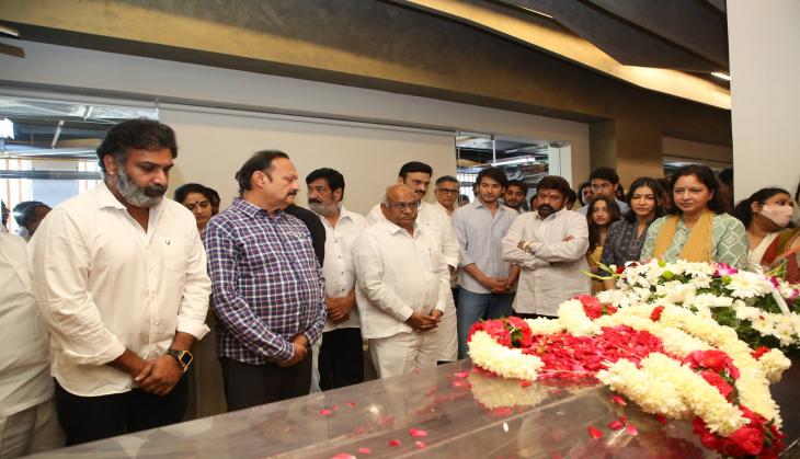 Mahesh Babu in tears after father's last rites; Allu Arjun, Ram Charan console him [SEE PICS]